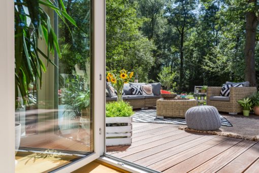 tarasy z desek taras przy domu Wooden terrace with garden furniture